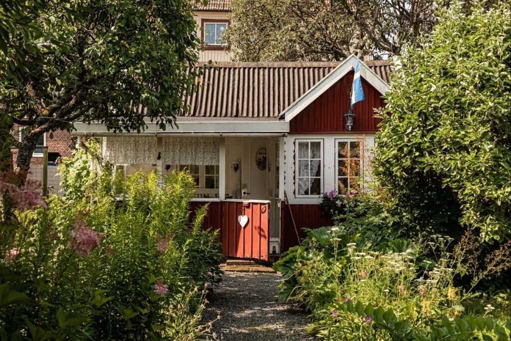 Nyputsad Fasad fastighetshus. Trånget Hästevik