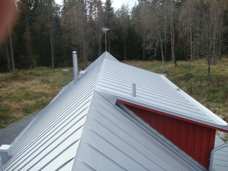 Byte av aluminiumtak på skärgårdshus. Smögen i Sotenäs kommun